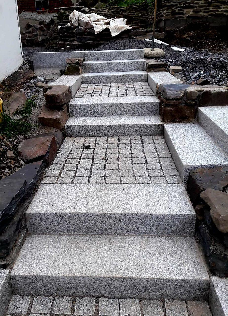 Gemauerte Granittreppe mit Kopfsteinpflaster-Auftritten